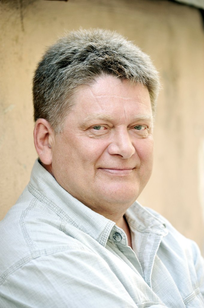 Ушел из жизни актер из Брата и Бандитского Петербурга Ермилов ему было 66 лет Потеря в артистической среде в Петербурге скончался 66 летний актер Владимир Ермилов Он известен по ролям в таких культовых фильмах как Брат и Бандитский Петербург Ушедший в небо актер также играл в эпизодических ролях в Улицах разбитых фонарей Тайнах следствия и Ментовских войнах Ермилов умер накануне 21 декабря близкие говорят что у него были проблемы с сердцем А ведь буквально в пятницу 19 декабря актер выписался из больницы казалось бы поправил здоровье под присмотром врачей Однако сердце хрупкий орган И что нас ждет уже завтра наверное лучше не знать Про таких как он говорят король эпизода Играл в небольших но ярких ролях Например в Брате исполнил роль скандального мужа водителя трамвая Светланы Кстати во время съемок этого фильма он чуть не погиб его случайно ранил Сергей Бодров младший Ермилов также работал в театре кукол Бродячая собачка А еще мы знаем его голос актер озвучивал героев фильмов Планета сокровищ Пираты Карибского моря Проклятие Черной жемчужины Мулан 2 Франкенвини и Убийство в Восточном экспрессе Ермилова похоронят 27 декабря на Северном кладбище в Петербурге Скорбим Питер Ньюс Финляндия Агрессия Наука Piter News 24 Подписаться