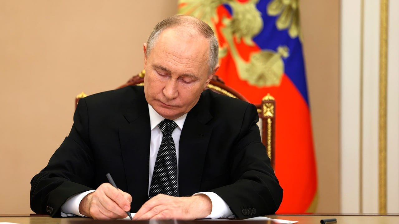 Другие законы подписанные Владимиром Путиным  О запрете на исполнение постановлений иностранных уголовных и международных судов  Об увеличении в два раза штрафов за перевозку детей в машине без автокресла  Закон наделяющий военные суды правом судить военнослужащих без гражданства  О назначении экспертизы судами только после внесения сторонами дела денег для оплаты экспертов  О создании реестра грузовых автоперевозчиков который начнет вступит в силу с 1 марта 2027 года  О повышении порога подлежащих контролю сделок с недвижимостью  Закон согласно которому владельцев временно ввезенных в РФ авто будут штрафовать за нарушения правил тонировки