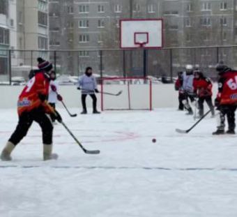 На обновленном корте в Челябинске провели второй турнир по хоккею в валенках Игра состоялась на хоккейном корте по Комсомольскому проспекту 80Б Ее посвятили Дню защитника Отечества Клюшки на льду скрестили подростки самому младшему игроку 9 лет а старшему 15 Несмотря на юный возраст ребята сражались на льду как настоящие мужчины не жалея себя каждый отчаянно боролся за победу своей команды Сильнейшей стала хоккейная команда Метеор которую тренирует Василий Мордвинов Ребята из команды Ракета которые тренируются у Артема Серых завоевали серебро Бронза ушла воспитанникам Валерия Ковлягина которые играют за Комету Читайте Губернию теперь и в МАХ
