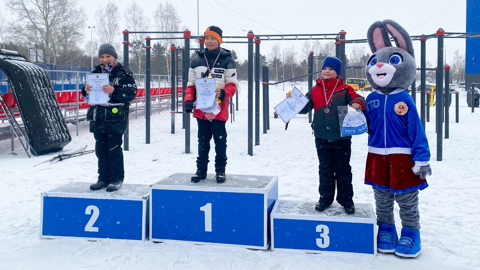 Комсомольские лыжники с особенностями здоровья стали призёрами краевых соревнований  На территории у ФОКа им. Ивана Трегубова прошло открытое первенство Хабаровской краевой спортивно-адаптивной школы по лыжным гонкам среди лиц с ОВЗ. Участие в мероприятии приняли спортсмены СШОР-1, и они не остались без медалей. Так, на дистанции на 1 км в группе участников девочки до 2013 г.р. и младше третье заняла Елизавета Захарчук. На той же дистанции среди юношей 2008-2012 г.р. вторым стал Степан Сторожук. И победителем на дистанции 1 км среди мальчиков до 2013 г.р. стал Михаил Иванов, вторым финишировал Степан Золотницкий.