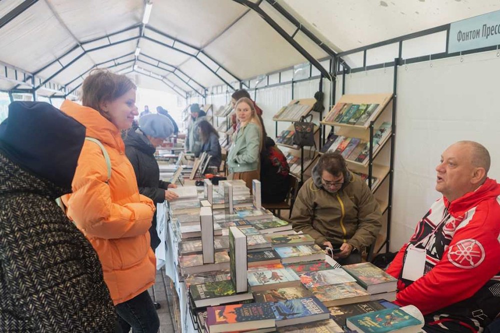 Программу фестиваля "Белый июнь" откроет книжное направление: состоятся лекции, поэтические чтения, будет работать книжная ярмарка. В Архангельск приедут автор текста «Тотального диктанта» Марина Москвина и команда проекта. О героях классических произведений гостям фестиваля расскажет литературовед Павел Басинский, о современниках – лауреат премии «Большая книга» писатель Алексей Варламов, о героях спорта – историк и журналист Станислав Гридасов, а о фантастических мирах – молодые авторы жанра фэнтези. По традиции на «Белом июне» состоится вручение региональной премии «Книга года Архангельской области». К книжной части присоединятся и региональные организации. Так, Архангельская областная научная библиотека имени Н. А. Добролюбова представит программу поморских авторов и проведет ряд мероприятий, приуроченных к 90-летию писательской организации Архангельской области. Подробности: