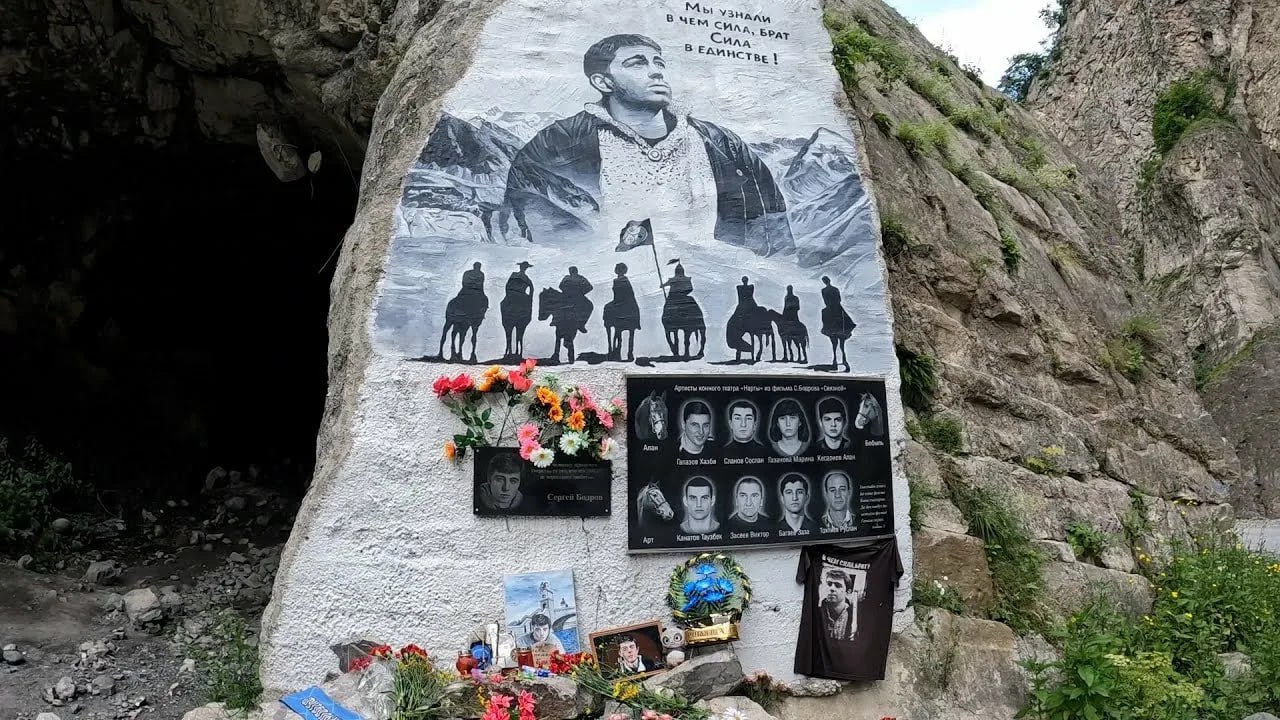 20 сентября 2002 года трагедия в Кармадонском ущелье 20 сентября 2002 года произошла трагедия в Кармадонском ущелье сход ледника Колка в Северной Осетии унес жизни 125 человек Среди погибших оказалась съемочная группа фильма Связной во главе с Сергеем Бодровым младшим Ледовая масса объемом 20 млн м³ накрыла ущелье за минуты Спасательные операции длились месяцами но надежды не было толщина льда местами достигала 140 метров Бодров младший стал символом поколения 1990 2000 х режиссер Брата и фильма Сестры актер интеллектуал и культовая личность своего времени Его последний проект Связной остался незавершенным Память о трагедии и ее жертвах жива до сих пор