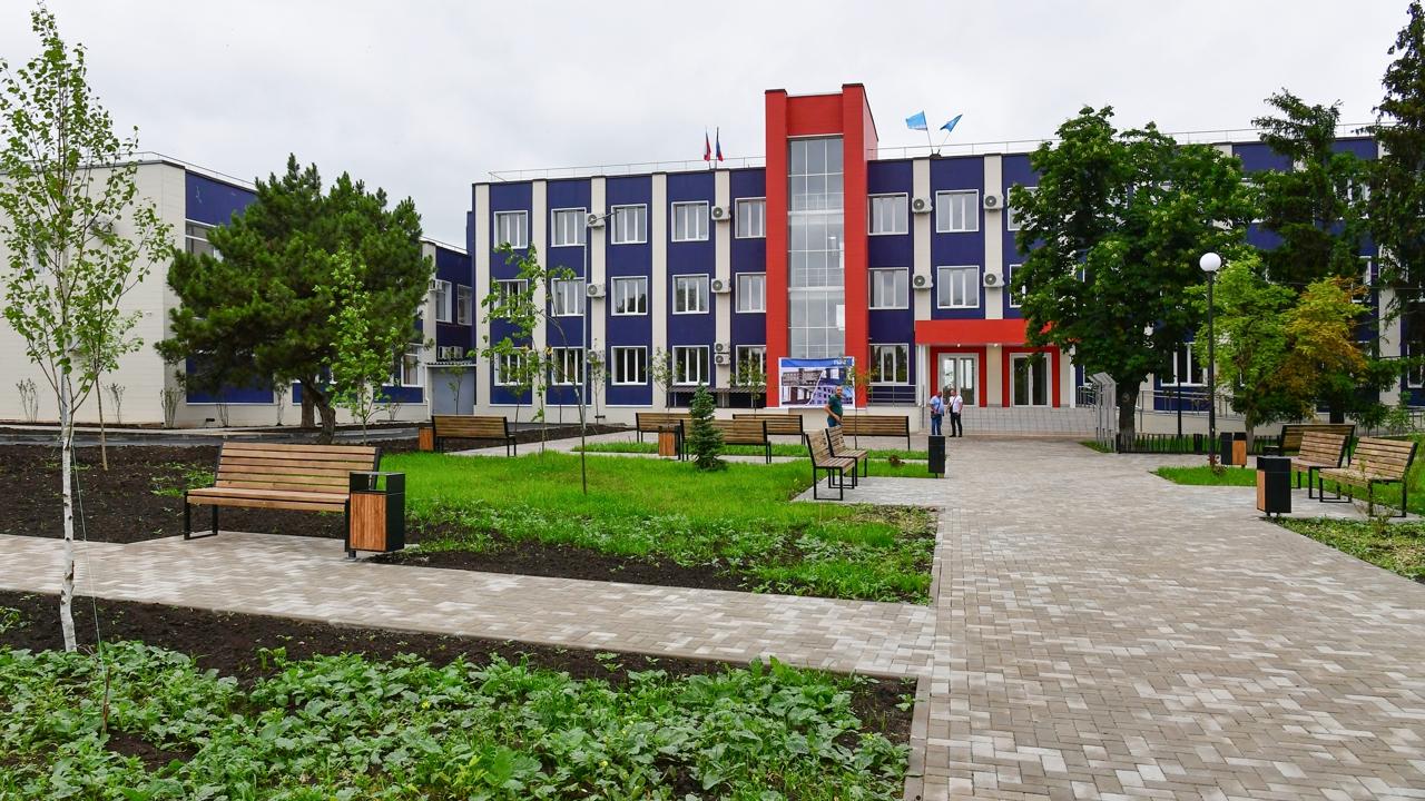 На базе Волновахского технологического техникума создадут сельскохозяйственный кластер ДНР присоединилась к федеральному проекту «Профессионалитет» в 2023 году. За это время было создано уже четыре образовательно-производственных кластера по направлениям педагогики, СМИ и массовых коммуникаций, сервиса и туризма, а также строительства, сообщил Глава ДНР Денис Пушилин. "Сейчас благодаря поддержке Правительства РФ планируем создать пятый — сельскохозяйственный, что позволит привлечь дополнительные кадры в эту сферу. Ресурсы планируем направить на модернизацию одного из ведущих учреждений среднего образования ДНР — Волновахского технологического техникума", - рассказал Глава ДНР. В состав кластера войдут Амвросиевский многопрофильный техникум и Мариупольский аграрно-технологический техникум, добавил Денис Пушилин. Проектом также предусмотрено сотрудничество с профильными предприятиями — «Кубаньпроэко» и Мариупольской птицефабрикой. Это значит, что после обучения выпускники сразу же смогут устроиться на работу по специальности. Фото: пресс-служба губернатора ЯНАО