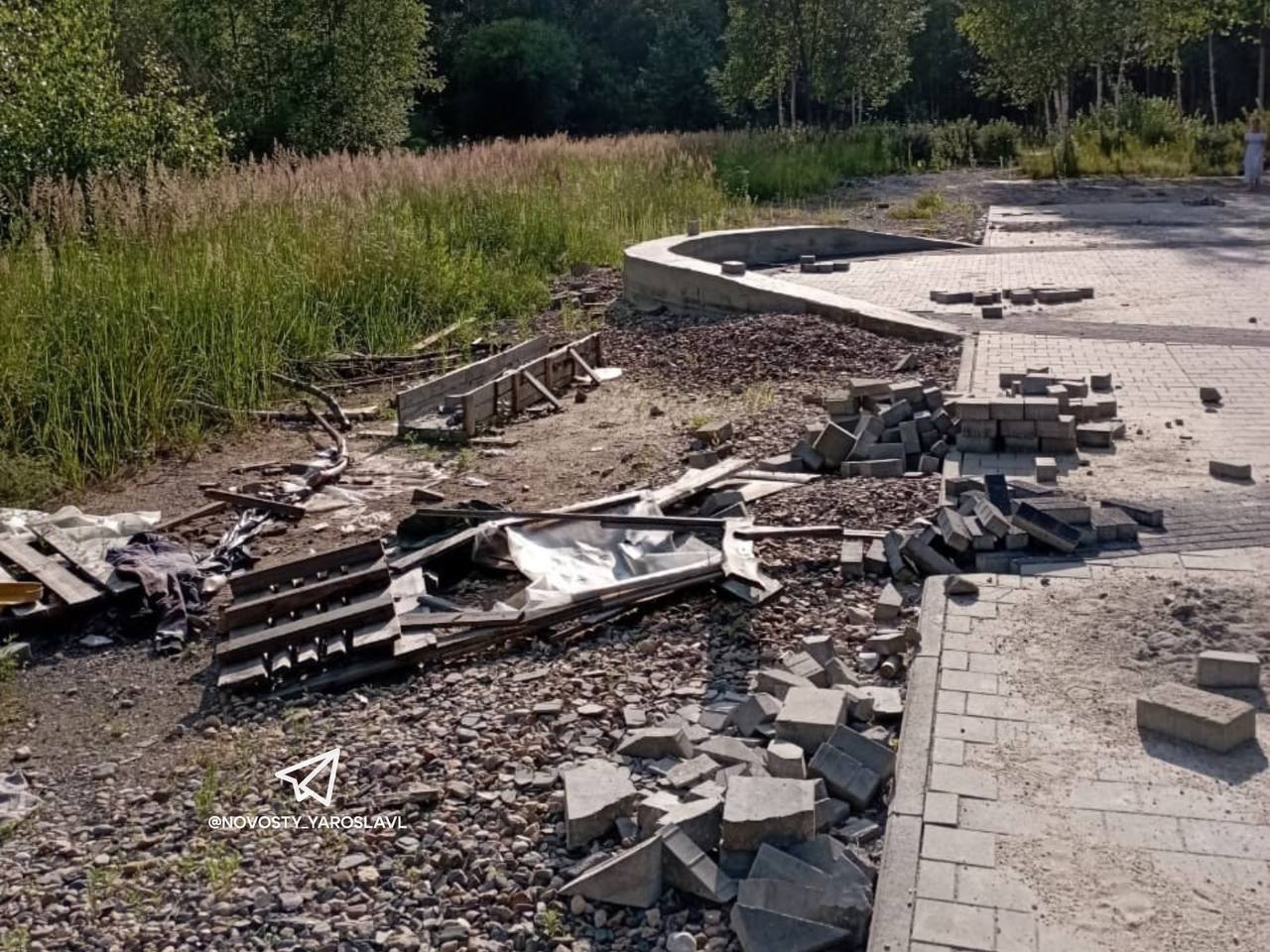 Благоустройство парка Судостроителей должны были завершить до 31 августа 2024 года  А вот как выглядит парк сейчас…