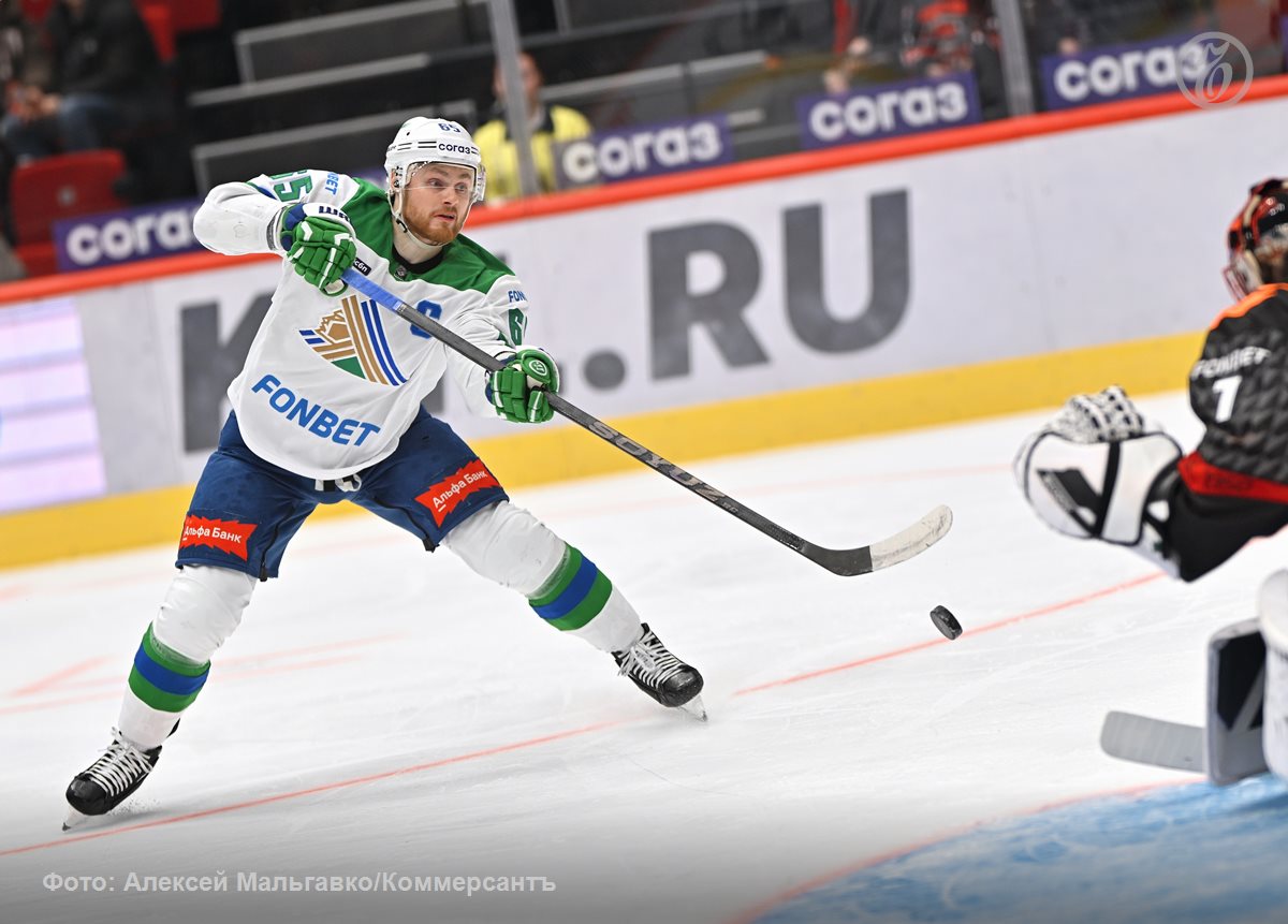 Уфимский хоккейный клуб Салават Юлаев смог в гостях обыграть минское Динамо Первую шайбу в ворота хозяев во втором периоде забросил Егор Сучков поймав ее после передачи Григория Панина он с острого угла отправил ее в сторону голкипера динамовцев До конца периода минчане сравняли счет У хозяев площадки отличился Даниил Липский До конца основного времени командам не удавалось поразить ворота друг друга Точку в противостоянии во время овертайма поставил юлаевец Владислав Ефремов 2 1 Подписывайтесь на Ъ Уфа Оставляйте бусты