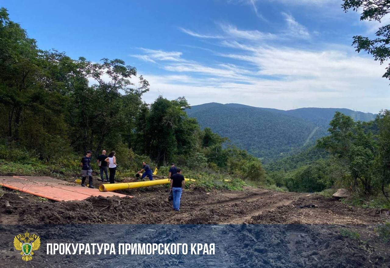 Охранник погиб из за разгерметизации газовой трубы при прокладке газопровода 6 сентября в районе бухты Лазурная во Владивостоке охранник участка погиб в результате разгерметизации трубы во время прокладки газопровода в лесном массиве По предварительной информации он получил смертельные травмы на месте происшествия Прокуратура проводит проверку для выяснения всех обстоятельств и оценивает соблюдение требований охраны труда и техники безопасности на объекте Источник прокуратура Приморского края dvved