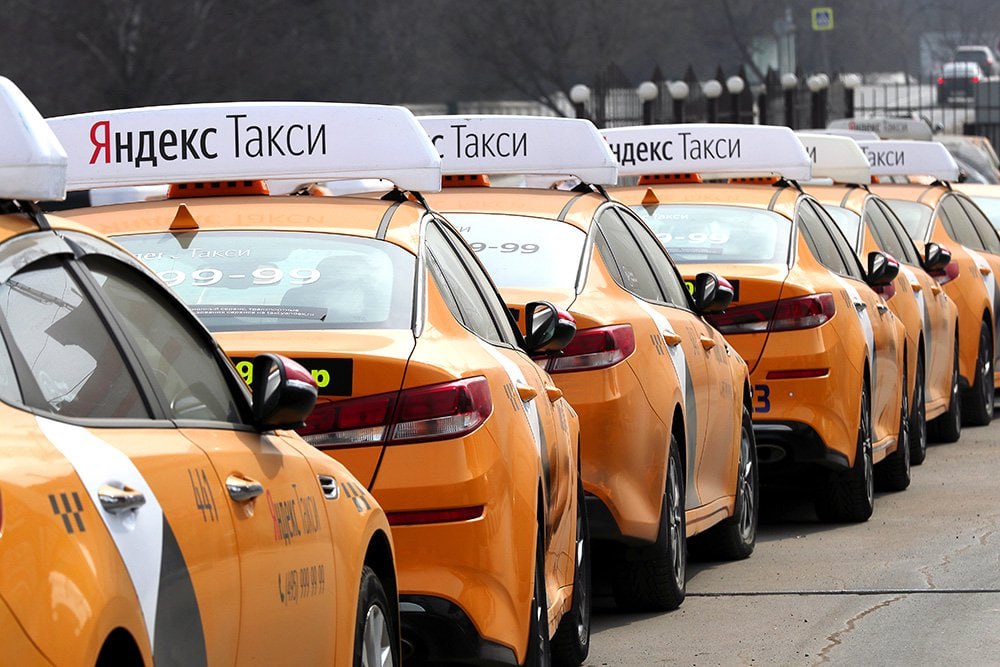 Сотрудничество АвтоВАЗа и Яндекса INTERFAX АвтоВАЗ и Яндекс обсудили возможность совместной работы в области производства и закупки автомобилей для такси учитывая новые поправки о локализации вступающие в силу с марта 2026 года Делегация Яндекс Такси посетила завод АвтоВАЗа где стороны согласовали планы по запуску новых проектов для поддержки таксопарков и перехода на локализованные автомобили Поправки затрагивающие требования к локализации машин для такси были доработаны и вступят в силу в 2033 году однако некоторые критерии начнут действовать уже в 2026 году YDEX Era Media