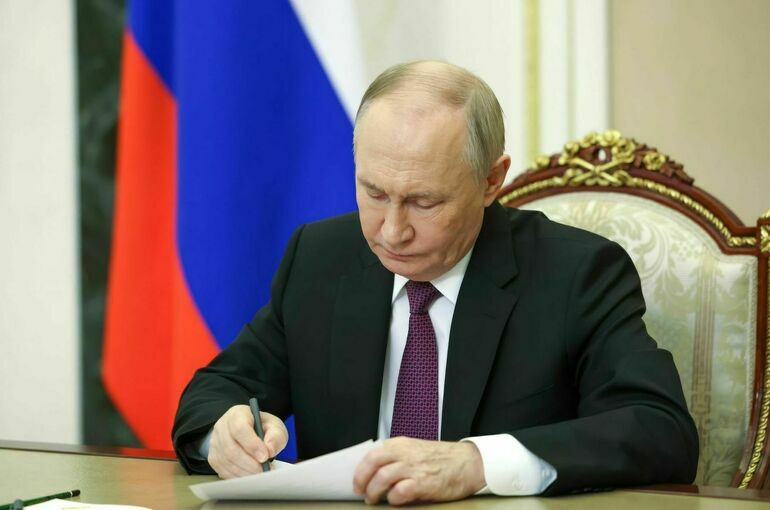 Новый закон о безопасности онлайн платежей Президент России Владимир Путин утвердил закон запрещающий автоматическое снятие денег с карт без согласия владельца при оплате онлайн подписок Основные положения Продавцам онлайн услуг запрещено использовать ранее предоставленные реквизиты карт без согласия клиента После удаления карты из личного кабинета списания невозможны Нацелен на усиление финансовой безопасности пользователей