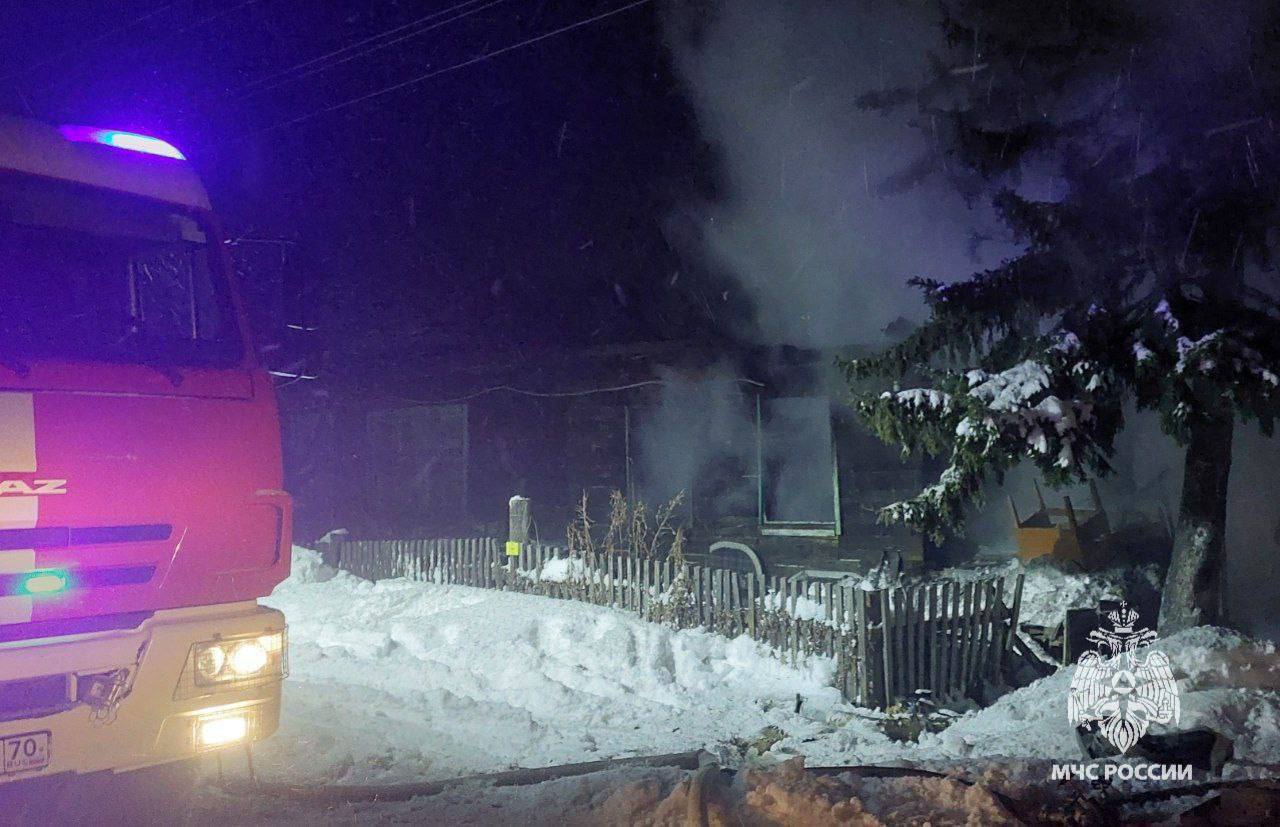 Двоих детей и одного взрослого спасли из огня в Томском районе в селе Октябрьское, где сгорел жилой дом.   На момент прибытия первого подразделения МЧС горела одна из квартир, крыша была полностью охвачена огнем.      Подписаться   Прислать нам новость