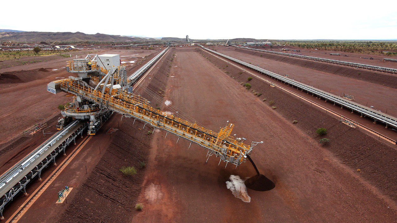Rio Tinto зафиксировала самую слабую прибыль за пять лет из-за спада цен на ЖРС #руда  Горнодобывающий гигант Rio Tinto сообщил о самом слабом доходе за первое полугодие с 2020 года. За шесть месяцев 2025 года базовая прибыль компании снизилась на 16% г./г. – до $4,81 млрд.  Основной причиной стало падение цен на железную руду на 15%. Также отмечается рост затрат в регионе Пилбара в Западной Австралии. Себестоимость добычи железной руды там выросла до $24,3 за тонну против $23,2 год назад. Это объясняется снижением объема поставок и последствиями циклона. При этом во II квартале 2025 года горнодобывающая компания Rio Tinto достигла наивысшего уровня добычи железной руды в австралийском регионе Пилбара с 2018 года. Общий объем добычи составил 83,7 млн т, что на 20% больше, чем в предыдущем квартале  Ваш МеталлургЪ
