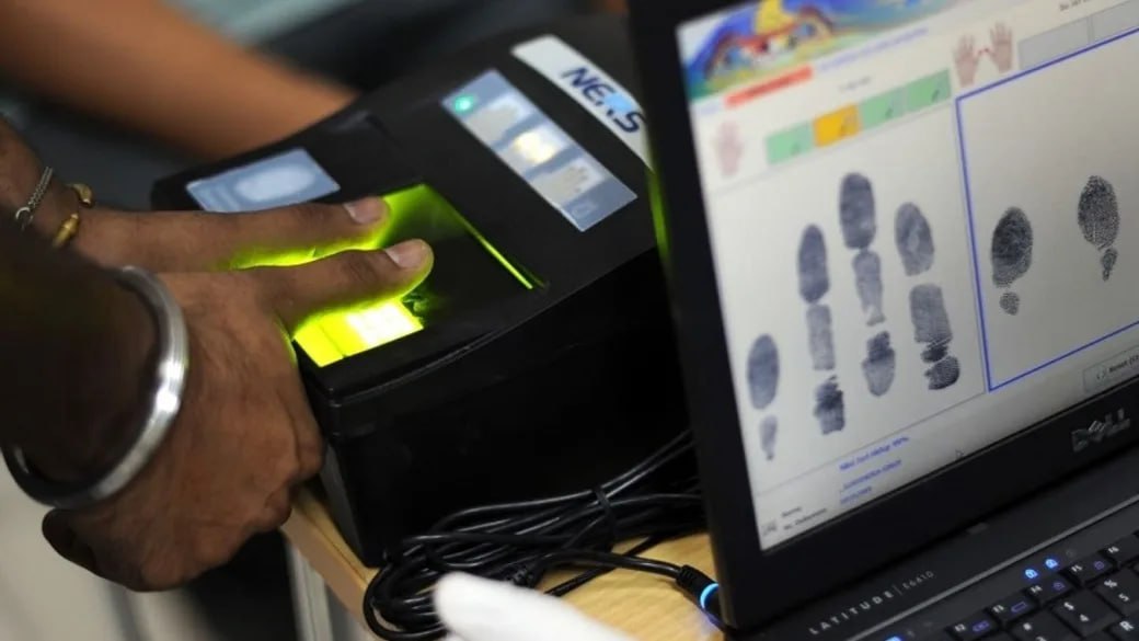 Новый этап сбора биометрии у мигрантов стартует в России С 1 декабря 2025 года эксперимент по сбору биометрических данных расширят на все пункты пропуска через границу РФ где есть техническая возможность Из эксперимента исключены сотрудники межправительственной фельдъегерской связи граждане Белоруссии дипломаты представители международных организаций владельцы диппаспортов и дети до шести лет Первый этап действует с декабря 2024 года биометрию уже собирают в московских аэропортах и пункте Маштаково в Оренбургской области Кроме того с 30 июня 2025 года введён дополнительный механизм предварительного уведомления о цели визита Иностранцы въезжающие без визы могут заранее подать электронное заявление и пройти добровольную биометрию через приложение RuID Правила приёма детей мигрантов в детсады ужесточили urallive