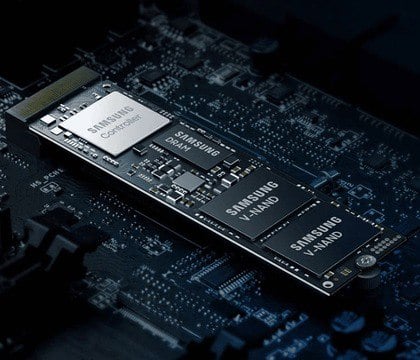 Samsung запустила массовое производство SSD PM9E1 со скоростью чтения 14,5 ГБ/с и объемом до 4 ТБ  Компания Samsung объявила о начале массового производства твердотельных накопителей PM9E1, отличающихся самыми впечатляющими скоростными показателями среди всех SSD стандарта M.2 PCle 5.0. Новые накопители построены на базе флэш-памяти V-NAND восьмого поколения и собственного контроллера Samsung, созданного с применением 5-нм техпроцесса компании.  Читать далее