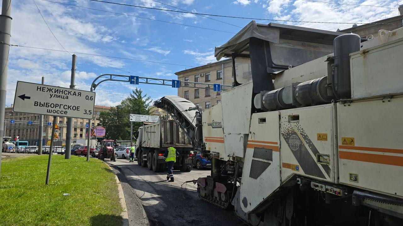 На Светлановской площади обновят асфальт  На Светлановской площади ведутся масштабные дорожные работы в рамках национального проекта «Инфрaструктура для жизни». Специалисты приступили к фрезерованию старого асфальта — предстоит обновить более 18 000 м² покрытия на проезжей части и тротуарах.  В ближайшие дни ремонт расширится на участок Светлановского проспекта от площади до Тихорецкого проспекта. Здесь также заменят асфальтовое покрытие и отремонтируют тротуары.  В связи с производством работ на Светлановской площади до 7 июля ограничено движение транспорта. Объехать участок можно по проспекту Энгельса, далее по Ланскому шоссе, набережной Черной речки, Коломяжскому проспекту, Парашютной улице, Солунской улице, улице Аккуратова, Фермскому шоссе, Скобелевскому проспекту, улице Рашетова, проспекту Тореза, улице Сикейроса, проспекту Художников, Северному проспекту и Тихорецкому проспекту.   Фото: Дороги и мосты Петербурга Вечерний Санкт-Петербург