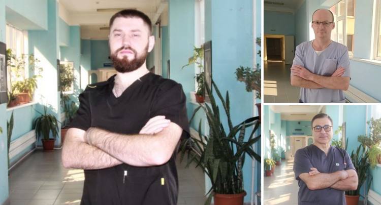 Опасное самолечение запущенный зуб привел ростовчанина в реанимацию с флегмоной В Ростове на Дону врачи спасли жизнь 47 летнему мужчине который поступил в Городскую больницу скорой медицинской помощи с тяжелейшим осложнением флегмоной шеи Это опасное гнойное воспаление стало следствием того что пациент вовремя не обратился за стоматологической помощью Проблема началась с боли в нижнем шестом зубе Вместо визита к стоматологу мужчина пытался справиться с болью самостоятельно принимал обезболивающие препараты и просто терпел дискомфорт Однако воспалительный процесс продолжал развиваться и в конечном итоге принял угрожающий характер Инфекция из полости рта распространилась вниз на область шеи вызвав обширное гнойное поражение которое затем перешло на грудную клетку Поступив в медучреждение пациент находился в критическом состоянии с выраженным отеком шеи и высокой температурой Для спасения жизни пациента потребовались совместные усилия специалистов трех отделений больницы В лечении участвовали челюстно лицевой хирург Никита Евгеньевич Когутов хирург гнойного отделения Сергей Александрович Литвинов и сосудистый хирург Тигран Галустович Цатурян Терапия проводилась поэтапно Хирурги выполнили необходимые разрезы для обработки воспаленных полостей установили дренажные системы для оттока гнойного содержимого и проводили комплексное противовоспалительное лечение Особую сложность представляла локализация процесса воспаление затронуло область шеи где сосредоточены жизненно важные кровеносные сосуды и распространилось на грудную стенку Медики отмечают что при дальнейшем прогрессировании инфекция могла проникнуть в средостение пространство в грудной полости где расположены сердце аорта и бронхи что создавало бы прямую угрозу жизни Благодаря слаженной работе и высокому профессионализу медицинской команды тяжелых последствий удалось избежать Состояние пациента постепенно стабилизировалось и он пошел на поправку Весь период лечения в стационаре занял 21 день после чего мужчина был выписан в удовлетворительном состоянии Подпишись на 1Rnd Написать в редакцию