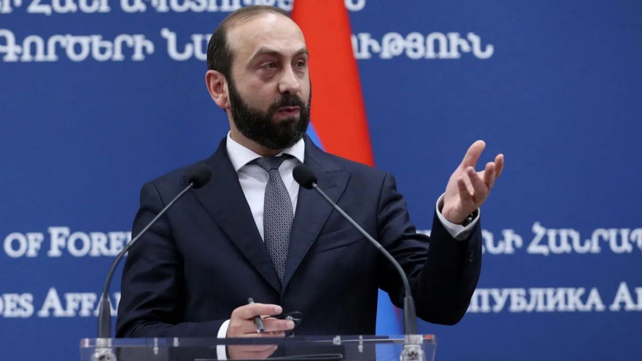 Армения ведем активный диалог с Турцией Ереван ожидает разблокировки границ после договоренностей с Азербайджаном Подробнее Министр иностранных дел Армении Арарат Мирзоян заявил что Ереван и Анкара поддерживают содержательный и динамичный диалог как на официальном дипломатическом уровне так и в формате закрытых переговоров Об этом он сообщил в эфире Общественного телевидения Армении По словам Мирзояна Турция выражает готовность открыть границы и установить полноценные дипломатические отношения с Арменией но связывает эти шаги с подписанием мирного договора между Арменией и Азербайджаном Турция говорит у нас нет проблем мы хотим и готовы открыть границы но это должно произойти после подписания договора между Арменией и Азербайджаном отметил министр Он уточнил что хотя формального подписания договора пока не было в неформальном формате соглашение уже парафировано Мирзоян выразил мнение что следующим логичным шагом должна стать деблокада инфраструктуры между Арменией и Турцией что может способствовать нормализации отношений Ранее президент Турции Реджеп Тайип Эрдоган объявил о начале строительства железнодорожной линии Карс Ыгдыр Аралык Дилуджу которая станет ключевым элементом Зангезурского коридора призванного стать проектом мира для всего региона Будьте в курсе последних новостей с TRT на русском