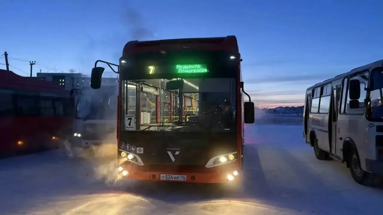 Якутия планирует приобрести еще 19 автобусов в 2026 году Республика Саха Якутия продолжает реализацию программы обновления общественного транспорта До 2030 года весь подвижной состав в городе Якутске планируется заменить на современную технику в рамках регионального проекта Обновление общественного транспорта в Республике Саха Якутия по национальному проекту Инфраструктура для жизни инициированному Президентом РФ Владимиром Путиным Жители Якутска отмечают что вопрос общественного транспорта для города остаётся актуальным особенно в часы пик и в зимний период По словам жителя столицы республики Сергея Васильева ранее пассажиры часто сталкивались с переполненными автобусами и длительным ожиданием на остановках Утром и вечером автобусы бывают переполнены иногда приходится долго ждать транспорт особенно в отдалённых районах Но изменения действительно заметны Новые автобусы стали тёплыми просторными намного комфортнее Транспорт стал чаще выходить на линии поездки стали безопаснее и удобнее особенно для пожилых людей и родителей с детьми рассказал он ulusmedia Читайте нас в MAX