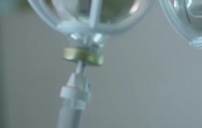 Не слушавшийся врачей житель Бурятии довёл себя до гнойной инфекции Мужчина занимавшийся силовыми тренировками три года терпел сильную боль в плече От неё он иногда ставил себе внутрисуставные инъекции Врачи рекомендовали операцию артроскопию плечевого сустава но пациент отказывался В начале ноября после очередной тренировки появилась острая боль Состояние ухудшалось Он дважды обращался в БСМП где ему предлагали госпитализацию для стабилизации состояния а затем перевод в республиканскую клиническую больницу где делают артроскопию Однако пациент снова отклонил рекомендацию врачей Итог тяжелая гнойная инфекция экстренная операция и длительное восстановление здоровья