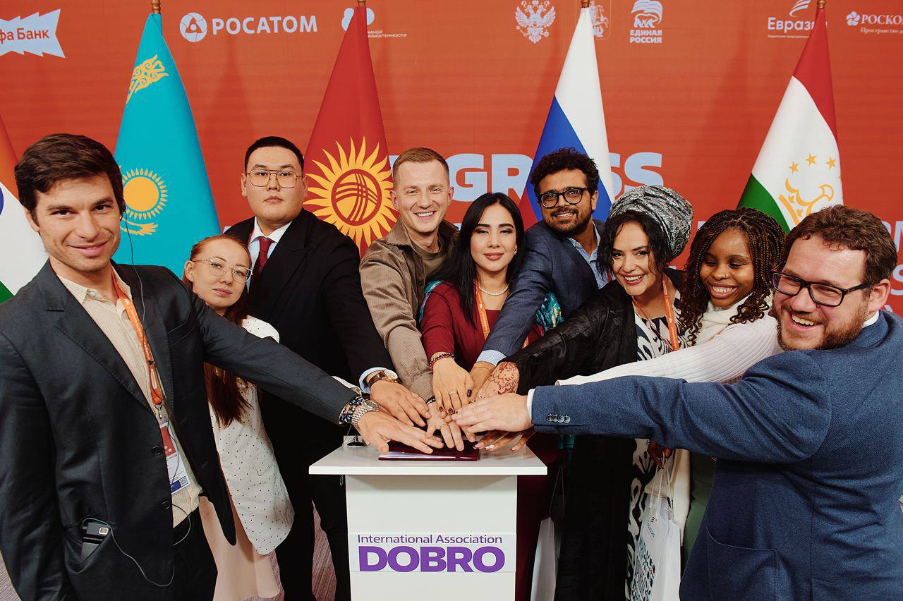 В России появилась Международная ассоциация добровольческих и некоммерческих организаций DOBRO Ее учредительный съезд прошел 5 декабря в Москве на форуме МыВместе с участием представителей России Бразилии Индии Казахстана Таджикистана и других стран Инициатива создания ассоциации поступила от добровольческих объединений СНГ и была поддержана Президентом Владимиром Путиным Ассоциация будет заниматься Объединением волонтеров активистов и НКО в том числе из России и стран СНГ Обменом опыта и лучшими практиками Проведением образовательных программ для НКО Исследованием гражданского сектора и разработка решений для его развития