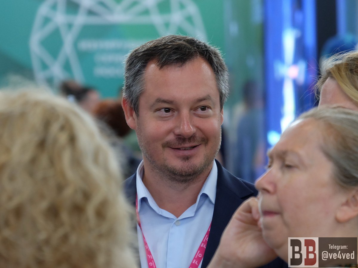 Российский мэр года захотел возглавить Екатеринбург Или не захотел Но так или иначе Совет муниципальных образований Свердловской области выдвинул буквально вчера мы перечисляли ограниченный список организаций которые по новому областному закону имеют право выдвигать кандидатов в главы городов как одна из этих организаций таким правом воспользовалась главу Сысерти Дмитрия Нисковских в мэры Екатеринбурга Произошло это на общем собрании ассоциации Совет муниципальных образований Свердловской области состоявшемся в кулуарах форума Города России 2025 Правда члены ассоциации решили внести на рассмотрение губернатора Дениса Паслера две кандидатуры помимо Нисковских это действующий глава города Алексей Орлов которого уже и так выдвинула партия Единая Россия К слову возглавляет ассоциацию ещё один мэр глава Нижнего Тагила Владислав Пинаев но вместе с Орловым совет всё таки выдвинул не мэра второго по величине города области а мэра небольшой Сысерти Два года назад Нисковских получил премию Комитета по политтехнологиям Российской ассоциации по связям с общественностью Мэр года поделив первое место с мэром Иркутска Дмитрию Нисковских 43 года он возглавляет Сысерть с 2017 года До этого он был депутатом нижней палаты законодательного собрания Свердловской области советником премьер министра Свердловской области заместителем областного министра строительства и развития инфраструктуры замминистра инвестиций и развития Свердловской области и даже министром инвестиций и развития Свердловской области В 2023 2025 годах Нисковских активно лоббировал строительство мусорного комплекса на юге своего муниципалитета против которого выступали местные жители Инициировал в том числе поправки в муниципальные и региональные правовые акты облегчавшие внесение в градостроительные документы изменений необходимых для строительства компанией австро российских олигархов Артёма Бикова и Алексея Боброва мусоросортировочного комплекса Напомним в июне Денис Паслер заявил что мусорного комплекса на юге Сысертского района не будет а против бенефициара ООО Экологические системы Алексея Боброва и связанных с ним лиц спустя ещё два месяца возбудили уголовные дела сегодня к слову суд продлил содержание под стражей одному из фигурантов Антону Боликову Намерен ли Дмитрий Нисковских действительно возглавить Екатеринбург неизвестно В разговоре с Ura ru он уклончиво ответил на этот вопрос подчеркнув что видит своё будущее в той же Сысерти однако если губернатор решит что ему надо возглавить Екатеринбург примет это решение Если страна прикажет будем работать Я же офицер заявил мэр Сысерти Дмитрий Нисковских действительно имеет офицерское звание старшего лейтенанта внутренней службы он выпускник Уральского государственного института противопожарной службы МЧС России в Екатеринбурге и до 2004 года работал в МЧС Принимать документы для участия в конкурсе на пост мэра Екатеринбурга будут до 10 декабря Телеграм канал ve4ved Поддержать Подписаться Прислать новость 18