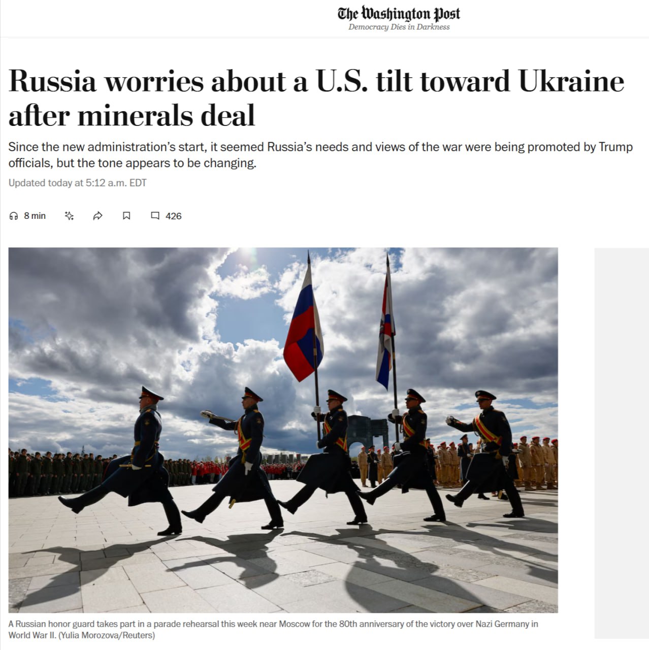 WP: Россия теряет рычаги давления на США Москву охватила тревога после подписания соглашения между Украиной и США, предоставляющего американцам приоритетный доступ к будущим контрактам на добычу полезных ископаемых. В Кремле это расценили как символическое закрепление американского «контроля» над Украиной и возможный перелом в дипломатической игре, где до этого Россия чувствовала себя уверенно. Команда Трампа изначально демонстрировала лояльность к российским интересам, а личные контакты Путина и Трампа укрепляли ожидания выгодной сделки. Однако на фоне нового соглашения и усиливающегося давления со стороны Конгресса — вплоть до угрозы 500% тарифов за сотрудничество с Россией — риторика Вашингтона стремительно ужесточается. Министр финансов США Скотт Бессент заявил, что соглашение подчёркивает полное совпадение целей американского и украинского народов. В Москве это восприняли как сигнал: США укрепляют стратегический альянс с Киевом, а возможности России продавить «выгодный мир» сокращаются. Внутри российской элиты растёт разлад — одни настаивают на компромиссе ради смягчения санкций, другие требуют продолжать войну до максимальных уступок со стороны Запада.