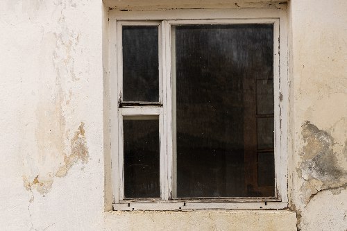 Режим повышенной готовности ввели возле новосибирской двухэтажки В Новосибирске ввели режим повышенной готовности возле дома 109 на улице Красноярской Информация появилась на сайте городской администрации 25 сентября Причиной стала авария на участке теплосети Напомним что для ремонта энергетикам нужно было добраться до труб проложенных под полом Дома народного творчества Однако попасть туда они смогли только через суд потому что здание является объектом культурного наследия В данный момент дефект там устранен а поврежденная теплотрасса находится в работе В целях принятия оперативных мер по предупреждению возникновения чрезвычайной ситуации связанной с аварией на участке транзитной тепловой сети от ТК 1508 до многоквартирного дома по ул Красноярской 109 в Железнодорожном районе города Новосибирска постановлением мэрии города Новосибирска от 25 09 2025 10694 введен Режим повышенной готовности говорится в сообщении