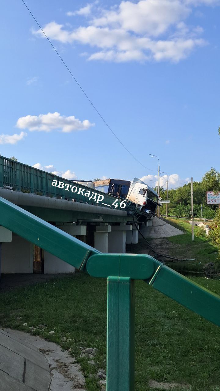 В Курской области фура повисла на мосту после массового ДТП  Вчера в селе Беседино произошло крупное ДТП с участием четырёх транспортных средств — большегруза, «Газели» и двух легковых автомобилей.  По предварительным данным, в результате столкновения фура частично выехала за пределы проезжей части и повисла на краю моста. Кадры с места происшествия опубликованы в сообществе «Автокадр 46».  Курская Telega / Прислать новость