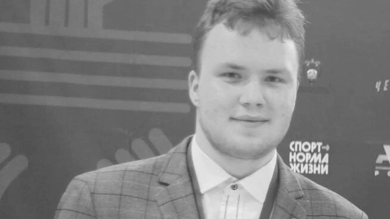 Курский студент погиб, спасая маленькую девочку от украинского дрона Владимир Путин посмертно наградил медалью "За спасение погибавших" студента Курского государственного университета Илию Гукежева. «Мама и Илюша увидели, что соседи и их дети в крови. Их расстрелял беспилотник – маму, папу, и двоих детей. Они увидели, что девочка еще дышит, ее достали, отнесли во двор. Илюша побежал вызывать скорую, ловить связь, чтобы вызвать. Потом он позвал соседку. Занесли девочку в дом. Пытались перевязать, выключили везде свет, и беспилотник прилетел второй раз, ударил в дом, было два мощнейших взрыва. Илюши не стало», - рассказала изданию РИА Новости сестра погибшего героя. БПЛА ударил по деревне Городище Рыльского района. В результате атаки погибли пять человек, из них двое маленьких детей Фронтовые Новости и не только