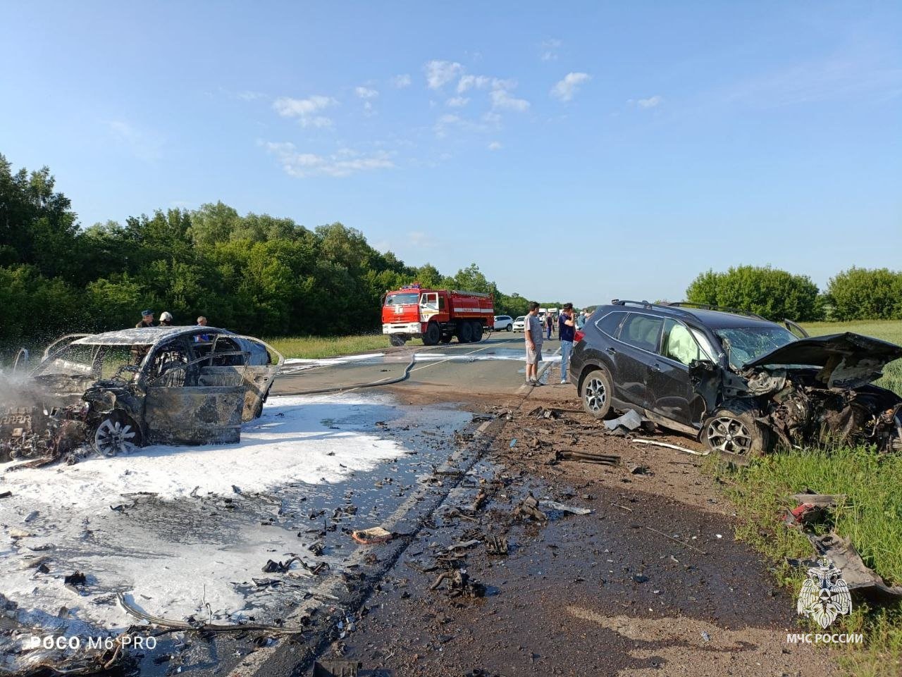 Два трагических ДТП произошли утром в республике В Давлекановском районе на дороге Чишмы — Киргиз-Мияки около поселка Вперед произошло лобовое столкновение автомобилей «Шкода» и «Субару». В результате аварии «Шкода» загорелась. Двое водителей 59 и 22 лет, а также 15-летний пассажир доставлены в больницу с различными травмами. Водитель «Субару» находится в реанимации, подросток экстренно взят на операцию. Сотрудники МЧС России ликвидировали горение. В Белорецком районе между населёнными пунктами Катайка и Шушпа в реке Белая обнаружен перевёрнутый автомобиль «Лада Гранта». Спасателями Госкомитета РБ по ЧС при вскрытии двери машины обнаружен 45-летний погибший мужчина. Также из машины с переохлаждением извлечена 52-летняя женщина, она доставлена в больницу. Обстоятельства происшествия устанавливаются. МЧС России напоминает: не превышай скорость; не отвлекайся на гаджеты; пристегни ремень безопасности. Будь предельно бдителен при движении на трассах и дорогах республики. В начале лета у многих диких животных происходит сезонная миграция. К сожалению, уже есть трагические ДТП, связанные со столкновениями с животными. Особенно осторожным необходимо быть в вечернее и ночное время суток из-за активизации диких животных. За прошедшие выходные в Башкортостане: ЧС не зарегистрировано. На водных объектах произошло 4 происшествия. Огнеборцами потушено 93 пожара. Для ликвидации ДТП привлекались 18 раз.