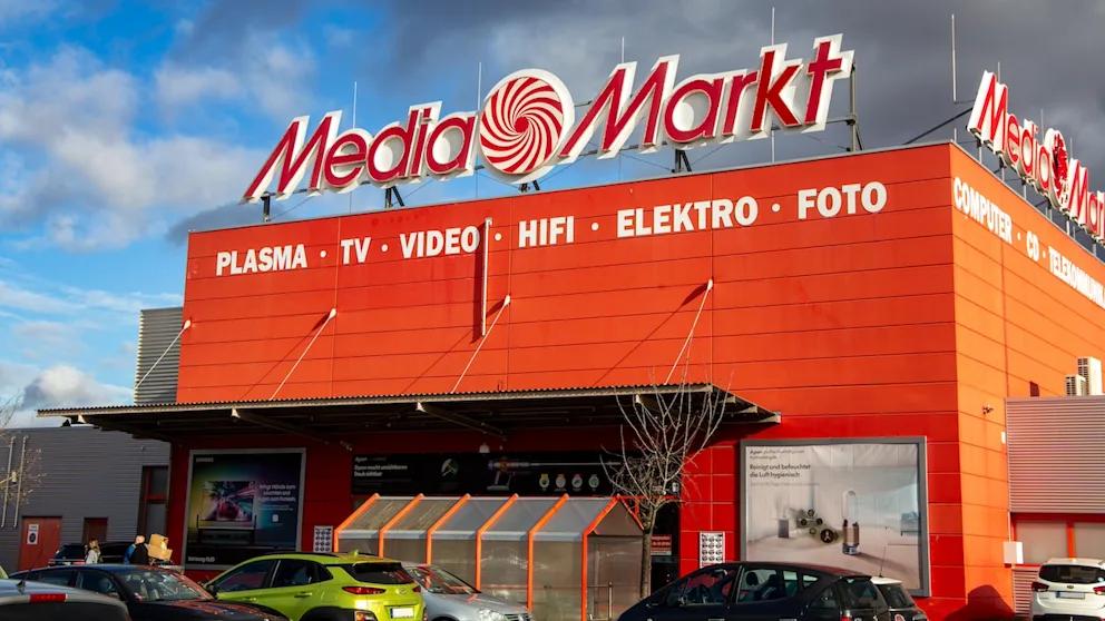 Китайский гигант выкупил торговые сети MediaMarkt и Saturn В Германии произошла крупная сделка в розничной торговле электроникой китайский онлайн ритейлер JD com выкупил компанию Ceconomy которой принадлежат сети MediaMarkt и Saturn По информации BILD стоимость сделки оценивается в 2 23 млрд евро Федеральное картельное ведомство уже одобрило сделку Его глава Андреас Мундт подчеркнул что JD com пока слабо представлен на немецком рынке поэтому опасений по поводу конкуренции нет Впрочем в вопрос могут вмешаться Министерство экономики ФРГ или Еврокомиссия если сочтут сделку чувствительной с точки зрения безопасности Утверждается что для покупателей MediaMarkt и Saturn в ближайшее время ничего не изменится Но эксперты предполагают что JD крупнейший ритейлер Китая с оборотом более 140 млрд евро в год будет активно продвигать цифровизацию улучшать логистику и наращивать онлайн продажи Это может привести к росту ассортимента и снижению цен Будут ли существовать привычные бренды MediaMarkt и Saturn в долгосрочной перспективе пока не ясно BILD Russian