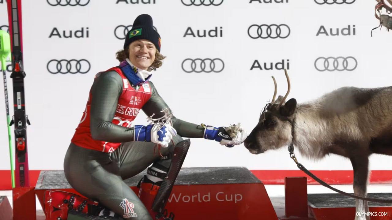 Бразильский горнолыжник Лукас Пинейро Бротен стал первым в истории спортсменом из Южной Америки выигравшим золото зимних Олимпийских игр Бротен занял первое место в дисциплине гигантский слалом следует из результатов на сайте турнира в Италии В июне 2024 года атлет сменил норвежское спортивное гражданство на бразильское