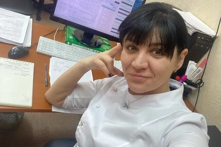 Счет шел на секунды терапевт и фельдшер на Камчатке вернули к жизни пациента отбивая ритм сердца по телефону Напомним внештатная ситуация произошла в селе Мильково 68 летнему мужчине стало плохо но он успел вызвать скорую Если бы не фельдшер Артур Водопьянов и врач терапевт Анна Яковлева история могла бы завершиться смертью Терапевт по телефону отстучала нужный ритм а фельдшер сделал разряд дефибриллятором в нужное мгновение Я дежурила в больнице когда поступил звонок от Артура Мы перешли с ним на видеосвязь и я увидела что мужчина в полубессознательном состоянии лежит на полу На мониторе было 235 ударов в минуту но по факту мы потом высчитали по кардиограмме их было около 300 Давление не определялось пульс тоже Мы провели медикаментозную седацию то есть я говорила Артуру что нужно делать Вследствие того что у нас был бифазный электроимпульсный монитор нужно было высчитать ритм чтобы не случилась синхронизация наложения на этот импульс Вся аппаратура у нас находилась на месте около пациента И по моей команде когда я отсчитала ритм Артур совершил разряд дефибриллятором рассказывает KP RU Анна Яковлева Врач терапевт буквально набивала пальцами ритм чтобы попасть в нужный момент Шанса на ошибку не было Тук тук Тук тук Разряд И все получилось Сердце как бы перезагрузилось и мужчина очнулся у себя дома Как говорит Анна консультировать коллег не в новинку но похожих патологий пока не было Это не метод такой набивать ритм а скорее просто алгоритм выполнения реанимации при той или иной патологии Как нас учили Мы с Артуром сработались мы услышали друг друга Мне приятно сотрудничать с камчатскими коллегами хотя я тут работаю с 6 ноября Все они очень грамотные До ноября Анна Александровна работала в Самаре На вопрос как она оказалась на Камчатке терапевт сказала что влюбилась в полуостров и переехала Подписаться на truekpru Читать нас в MAX