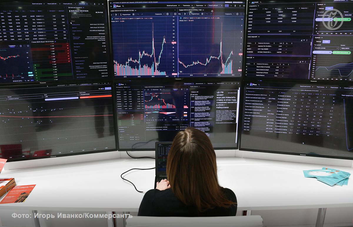 Сохранение жесткой монетарной политики Банка России негативно отразилось на долговом рынке по итогам октября 2025 года объем размещения корпоративных облигаций составил 653 млрд руб что на 22 меньше чем в сентябре Из за падения спроса инвесторов на облигации с постоянным купоном компании стали проводить размещения таких выпусков совместно с флоатерами интерес к которым сохраняют банки В ноябре интерес компаний к первичному облигационному рынку поддержит высокий объем погашений Ъузнал