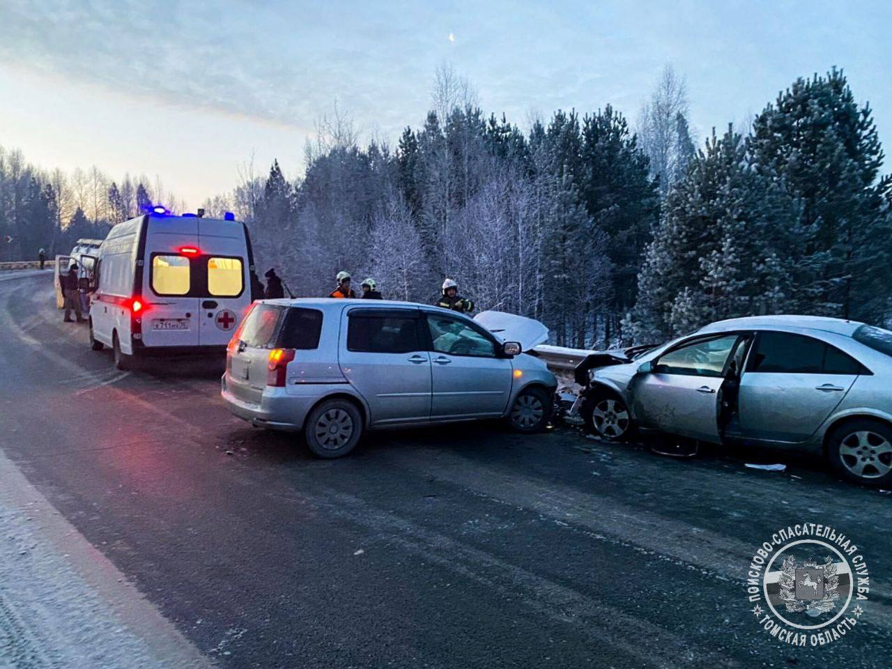 На трассе Томск-Самусь произошло ДТП с пострадавшими.  Из поврежденных авто извлекли двух пострадавших, после чего их передали врачам.  Фото: ПСС России по Томской области    Подписаться   Прислать нам новость