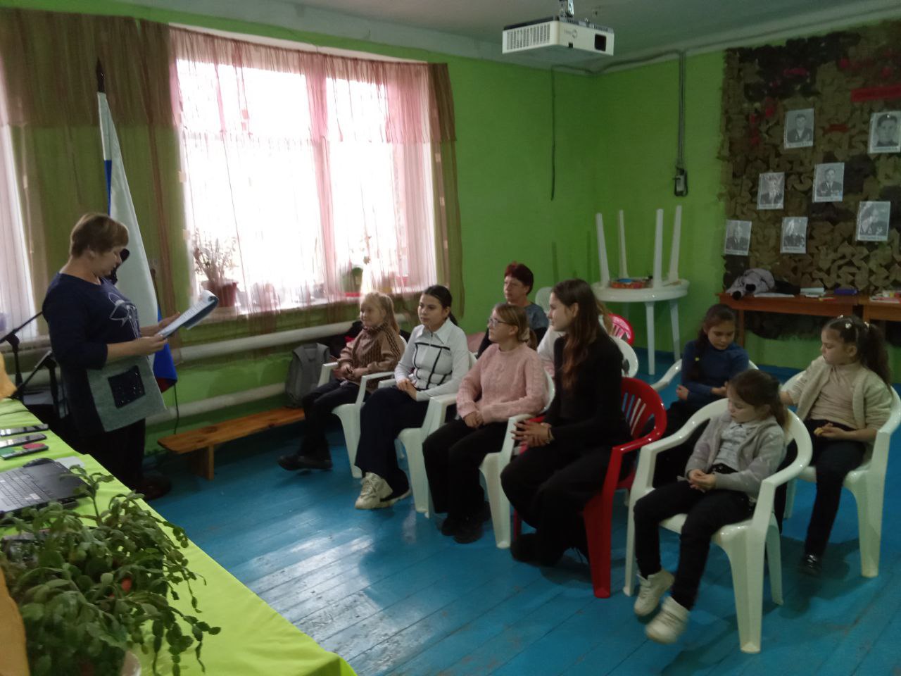 Экологическая акция Природа наш общий дом В Доме культуры села Новотроицкое прошла трогательная и познавательная экологическая акция под названием Природа дом где мы живём Мероприятие создало тёплую атмосферу которая вдохновила на обсуждение темы сохранения нашей планеты Организатор акции в доступной и увлекательной форме раскрыла перед участниками ключевые понятия экологии Она объяснила почему важно бережно относиться к природным ресурсам как повседневные действия человека оказывают влияние на окружающую среду и какие шаги каждый из нас может предпринять для сохранения природы Ребята с энтузиазмом приняли участие в интерактивной игре Это зависит от каждого из вас где на практике смогли осознать свою личную ответственность за состояние окружающей среды Также была показана познавательная видеопрезентация Правила поведения на природе которая наглядно продемонстрировала как правильно взаимодействовать с окружающим миром Подписывайтесь на Бердянский район в Telegram ОК и ВКонтакте Полезные истории