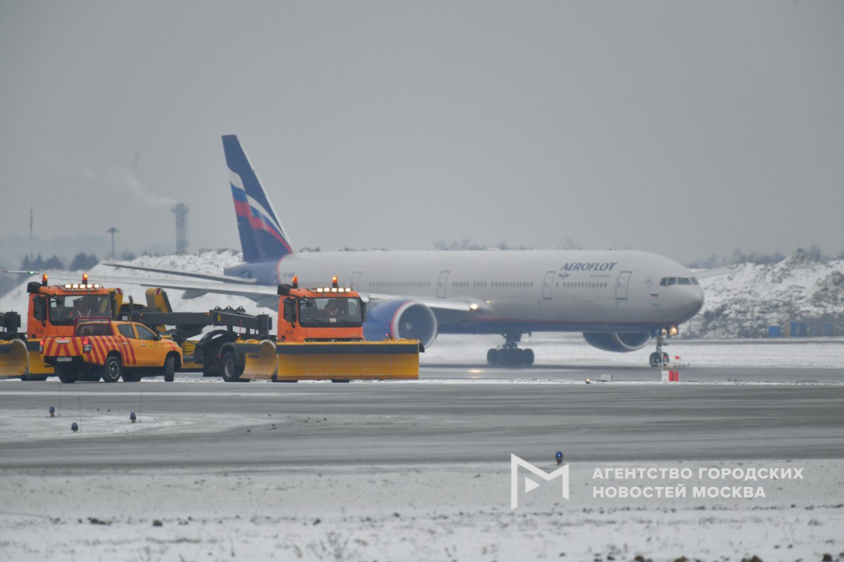 Аэропорты столичного региона работают штатно в условиях снегопада Во Внуково Домодедово Шереметьево и Жуковском рассказали Агентству Москва что возможны небольшие задержки рейсов связанные с противообледенительной обработкой самолетов и плановой очисткой взлетно посадочных полос от снега Кроме того возможные задержки не связаны с погодными условиями а вызваны поздним прибытием воздушных судов Подпишись на Агентство Москва