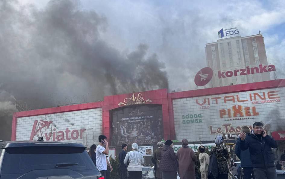 Официальное заявление Корзинки Сегодня 31 января 2026 года в торгово развлекательном центре Aviator расположенном на улице Махтумкули произошло возгорание Очаг пожара находился на втором этаже здания Супермаркет Корзинка Aviator расположен на первом этаже ТРЦ и осуществляет деятельность на правах аренды данное здание не принадлежит Корзинке Возгорание произошло вне помещений магазина Корзинка Сразу после обнаружения возгорания были активированы все предусмотренные протоколы безопасности Клиенты и сотрудники магазина были оперативно эвакуированы Среди сотрудников и клиентов супермаркета пострадавших нет На место происшествия незамедлительно прибыли подразделения пожарной службы Корзинка находится в постоянном взаимодействии с экстренными и профильными службами Безопасность клиентов и сотрудников является безусловным приоритетом компании Информация дополняется Telegram Facebook Instagram LinkedIn