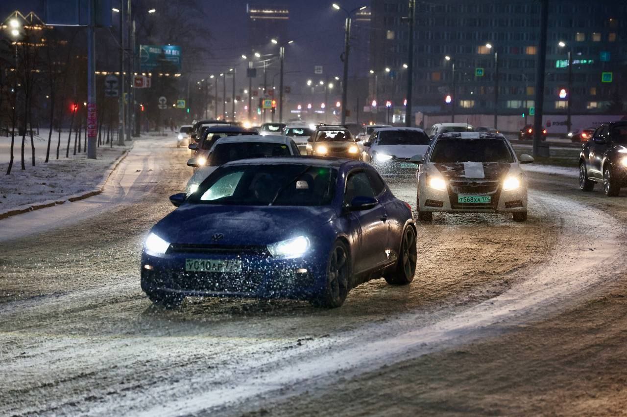 До 1201 рубля будут платить за ТО автомобиля жители Челябинска Правительство Челябинской области установило предельную стоимость технического осмотра транспортных средств для жителей региона За ТО легкового автомобиля жителям Челябинска придется заплатить до 1201 рубля Рассказываем какие цены на другие категории транспорта Размер платы устанавливается оператором технического осмотра и не может превышать предельный размер за проведение техосмотра транспортных средств на территории Челябинской области на 2026 год определенный правительством сообщается в официальном постановлении Стоимость технического осмотра городского наземного электрического транспорта составит 1180 рублей За осмотр транспорта категории М2 с максимальной массой не выше 5 тонн и количеством пассажирских мест более восьми придется заплатить 2056 рублей а мототранспорта 421 рубль Самым дорогим станет осмотр средств для перевозки опасных грузов Его стоимость может доходить до 3348 рублей Подписаться на vecherchel   Поддержать Читать в Мах