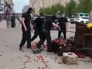 Несколько молодых людей в масках проходя мимо торговой палатки с овощами в Ставрополе перевернули товар Всех участников инцидента нашли Их задержали Возбуждено уголовное дело о хулиганстве расследование которого взял под личный контроль ГУ МВД по Ставропольскому краю Андрей Мишагин сообщили в полиции Подписывайтесь на Аргументы и Факты Северный Кавказ Мы в МАКС