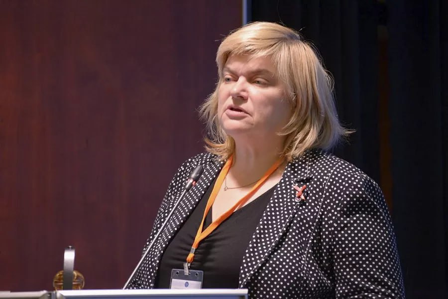 Минздрав треть выпускников медвузов отказываются работать в госсистеме здравоохранения Отрасль теряет 35 готовых специалистов заявила замглавы ведомства Татьяна Семёнова По её словам система лишается и выпускников целевого обучения Могут быть разные причины но наверное сегодня недостаточно до конца на рабочих местах анализируют почему выпускники отказываются от предложенного места трудоустройства отметила замминистра Ещё одной причиной Семёнова назвала отказ судов взыскивать с выпускников в полном объёме стоимость обучения В этой связи Минздрав разработал законопроект который предусматривает увеличение штрафных санкций для целевиков Замглавы ведомства добавила что в приёмную кампанию этого года на целевые места приняли около 14 5 тысячи учащихся это больше 50 всех поступивших Подпишись на Говорит Москва