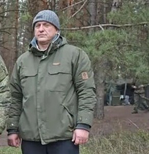 Замглавы администрации Лискинского района Воронежской области Дмитрия Афанасенко отправили в СИЗО 30 января суд поддержал ходатайство СК РФ по Воронежской области и отправил заместителя главы администрации Лискинского района Дмитрия Афанасенко под стражу на два месяца Чиновнику предъявили обвинение о получении взятки в крупном размере с вымогательством п п б в ч 5 ст 290 УК РФ Следствие полагает что Афанасенко на автозаправке в Лисках получил 200 тыс рублей от местного жителя за решение вопроса о выдаче необходимых ветеринарных сопроводительных документов По данным канала Кухаренко Без цензуры чиновник используя свое служебное положение мог незаконно устанавливать карантинные ограничения в отношении местного фермера которого впоследствии обложил данью Совершенное преступление носит длящийся характер поэтому в деле могут появиться дополнительные эпизоды противоправной деятельности чиновника Подписывайся на Площадь