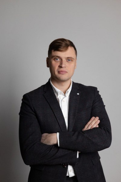 Псковский предприниматель попал в ТОП-200 лучших молодых промышленников России Учредитель парфюмерно-косметического производства ООО «Айрон Барбер» Владимир Харитонов вошёл в число финалистов IV Всероссийской премии «Молодой промышленник года». Оценивали номинантов члены комиссии Президентской академии РАНХиГС. Список победителей опубликован на сайте премии. «Попасть в этот список — почетно. В нем те, кто сегодня олицетворяет будущее промышленности нашей страны, люди с особыми лидерскими качествами и стремлением развивать не только собственный бизнес, но и экономику страны в целом» , — отметил директор департамента региональной промышленной политики Минпромторга России Олег Ступин. Поддержка предпринимательства осуществляется по нацпроекту «Эффективная и конкурентная экономика».