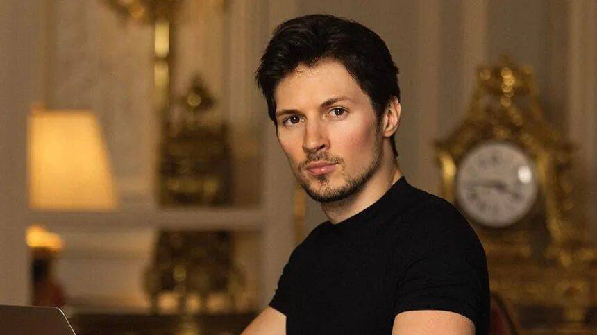 Павел Дуров заявил что французское следствие спустя год все еще не может найти в чем он виноват Основатель Telegram написал что год назад его задержали на четыре дня потому что незнакомые ему люди использовали мессенджер для координации преступлений Арестовывать генерального директора крупной платформы за действия её пользователей было не только беспрецедентно это было юридически и логически абсурдно По словам Дурова спустя год уголовное расследование до сих пор не нашло в чем он или мессенджер виноваты Предприниматель добавил что арест год назад произошел по ошибке самой французской полиции которая не направила запросы в Telegram согласно необходимым юридическим процедурам Год спустя после этого странного ареста мне всё ещё приходится возвращаться во Францию каждые 14 дней при этом дата апелляции не назначена К сожалению единственным результатом моего ареста до сих пор стал огромный ущерб имиджу Франции как свободной страны