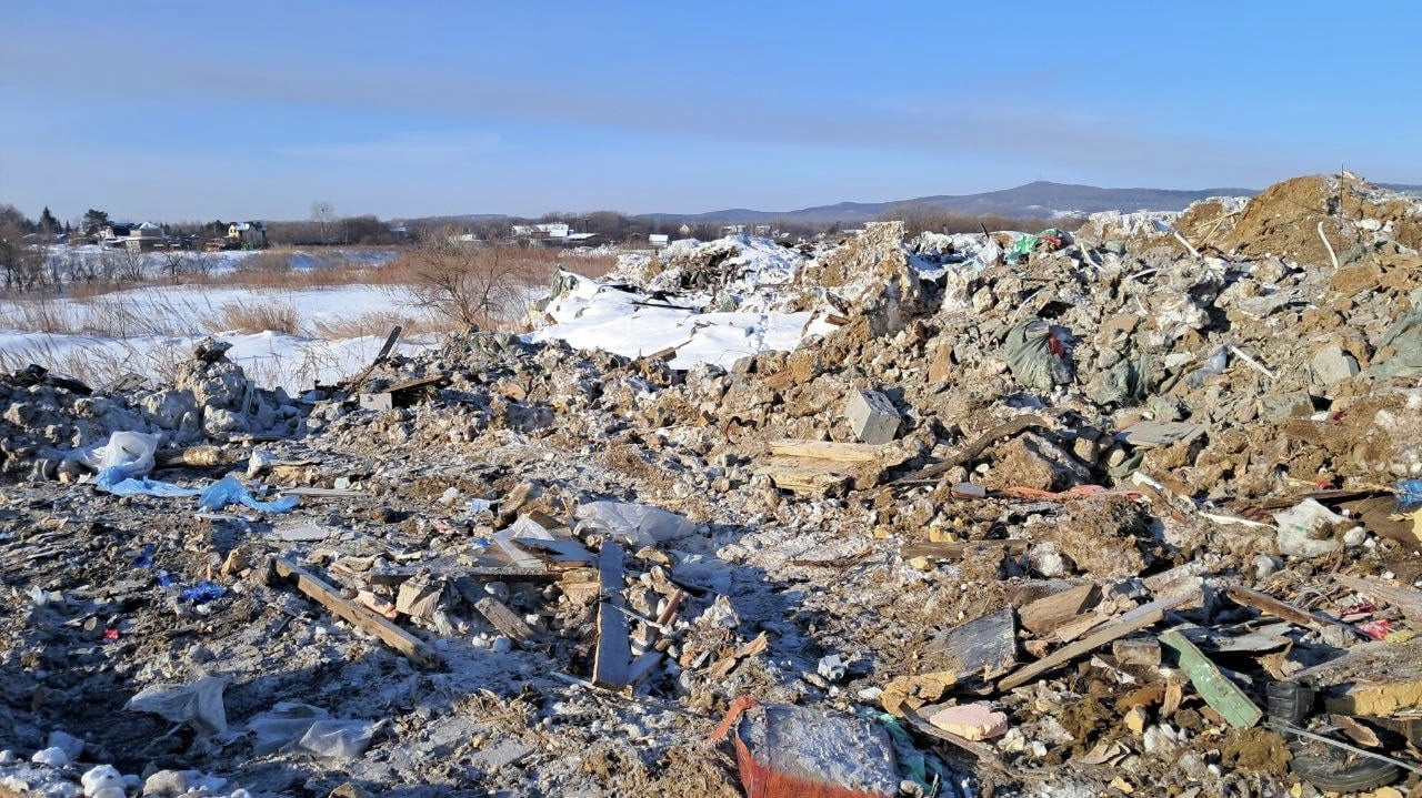 Останки животных и мусор уплывут в Амур со свалки под Хабаровском   Внушительным слоем различного хлама усыпана вся территория возле Амура в районе Виноградовки. Биотходы и прочий мусор свозят сюда неизвестные. Сейчас поиском тех, кто отравил почву отходами, и тех, кто допустил это, займутся хабаровские экологи.    Прочитать статью полностью