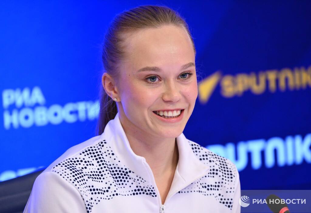 Ангелина Мельникова заняла 10 е место в голосовании за звание лучшей спортсменки года по версии L Equipe В голосовании 25 летняя Мельникова набрала 72 балла В 2025 году она завоевала золото чемпионата мира в личном многоборье золото мирового первенства в опорном прыжке и серебро на брусьях Первое место в списке заняла канадская пловчиха Саммер Макинтош 628 баллов второе место заняла американская легкоатлетка Сидни Маклафлин 516 третьей стала ее соотечественница бегунья на короткие дистанции Мелисса Джефферсон 425 На шестой строчке расположилась первая ракетка мира белоруска Арина Соболенко 293 Подписывайтесь на РИА Новости Спорт в MAX