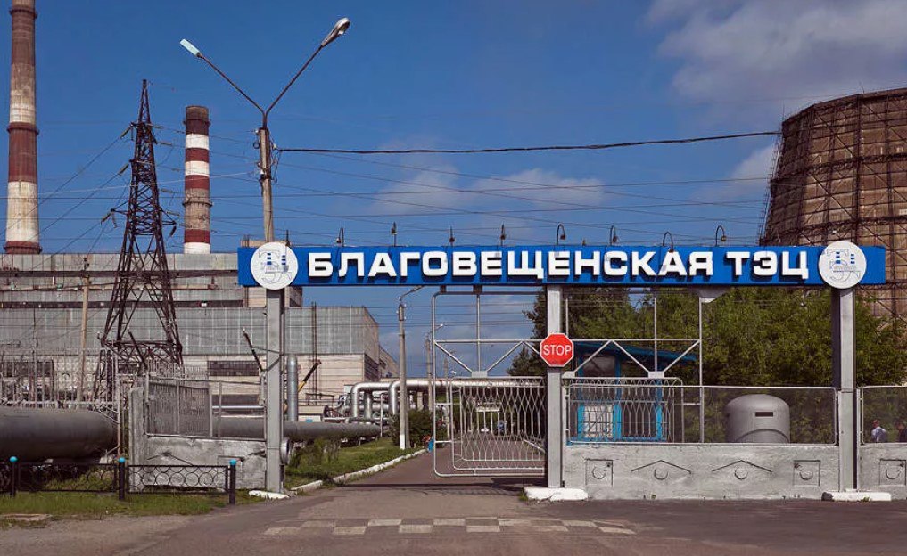 За пять лет в Приамурье планируется перевести на газ 15 котельных Амурская область наращивает темпы газификации. Как сообщил губернатор Василий Орлов на заседании Совета Федерации, в регионе уже переведены на газ шесть котельных в Благовещенске, Белогорске, Свободном и ЗАТО Циолковский. До 2030 года планируется подключить ещё 15 объектов, а уровень газификации вырастет до 30 процентов. Ведётся и социальная газификация: более 440 домов уже получили право на бесплатное подключение, ещё 6 тысяч участков включены в план. Расширить географию поможет завершение строительства магистрали «Белогорск – Хабаровск». Особое внимание уделено Благовещенской ТЭЦ, спроектированной под местный бурый уголь. Сейчас сырьё приходится везти из Красноярского края, но оно не подходит по характеристикам. «Единственным путем решения вопроса является поэтапная газификация Благовещенской ТЭЦ. На первоначальном этапе предлагается перевести на газ два из пяти котлов», — отметил Орлов. #Приамурье