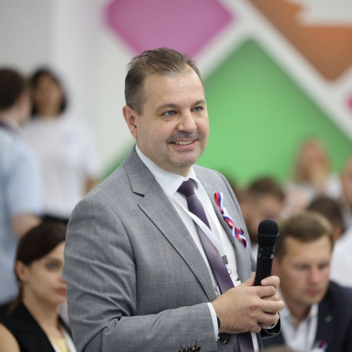 Вице спикер владимирского ЗакСобрания может стать мэром Суздаля newsvladimir ru fn 1759304 html Речь идёт о Романе Кавинове вице спикере и председателе комитета по бюджетной и налоговой политике Законодательного Собрания Владимирской области Прислать новость Подписаться Мы в MAX