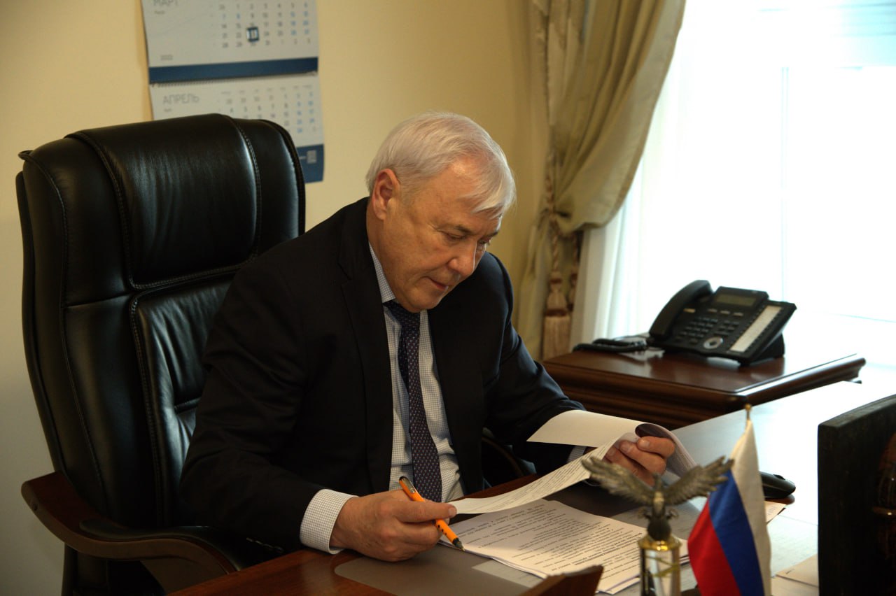 Сотрудников банков будут увольнять за мошенничество Комитет Госдумы по финансовому рынку рекомендовал принять в первом чтении законопроект предоставляющий банкам возможность увольнять сотрудников за однократные грубые нарушения при ведении счетов оформлении вкладов и кредитов повлекшие причинение ущерба клиентам и кредитной организации где они обслуживаются  Банк сможет отстранять подозреваемого сотрудника от работы на период проведения проверки с сохранением за ним зарплаты   Поправки ужесточают персональную ответственность сотрудников банков уличенных в мошенничестве и нарушении регламентов безопасности Таким образом мы перекроем преступникам возможность вербовать банковских работников Банковские системы способны быстро выявлять недобросовестных сотрудников нарушающих внутренние регламенты Однако сейчас у кредитных организаций отсутствует возможность расторгнуть трудовые отношения оперативно и с соответствующей пометкой в трудовой книжке   Предлагаемая мера повысит дисциплину сотрудников банков и мотивирует их тщательнее проверять заявки на кредит чтобы исключить риски оформления займа клиентом под воздействием манипуляций третьих лиц