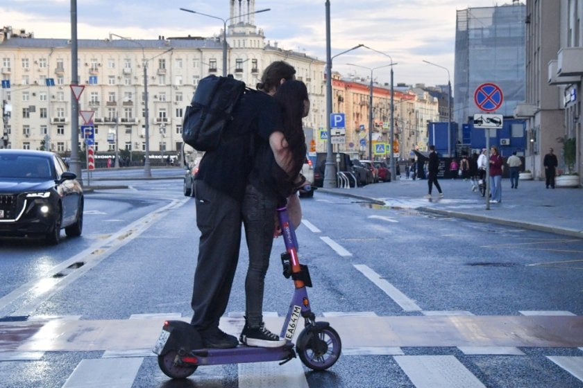 Аварийность на дорогах в России снижается но не по всем видам ДТП ГИБДД подвела итоги за 11 месяцев этого года общее число аварий погибших и раненых снизилось Но есть тревожные исключения Сильный рост 7 5 показали ДТП с мотоциклами и мопедами Причина понятна такой транспорт стал популярной и доступной альтернативой автомобилю Вдвое увеличилось число происшествий с электросамокатами и прочими СИМ Но главный тревожный сигнал дети Аварийность с их участием выросла на 9 3 а число погибших на 14 1 Чаще всего виновата мототехника купленная родителями например питбайки которые не предназначены для обычных дорог А как в мире ограничивают электросамокаты чтобы избежать аварий rg ru 2025 12 12 v germanii dazhe dlia malomoshchnyh samokatov nuzhny voditelskie prava html tgm Фото РИА Новости Подписаться на Российскую газету в Читать нас в MAX