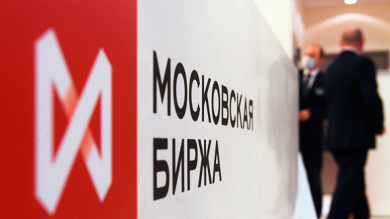 Московская биржа планирует возобновить льготу по минимальному порогу free float количеству акций в свободном обращении для включения акций во второй уровень листинга и продлить ее действие до 2027 года Об этом заявила на форуме РБК Capital Markets старший управляющий директор по взаимодействию с эмитентами и органами власти Московской биржи Елена Курицына С августа 2023 года минимальный порог free float для второго котировального списка составлял 1 Льготный период завершился 1 июля 2025 года и с этого момента порог должен снова вернуться к 10 После завершения действия меры на площадке не было первичных публичных размещений акций jkinvest news jkinvest