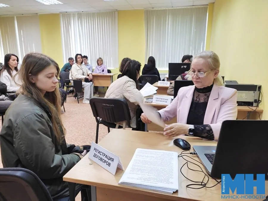 В Беларуси стартовала выдача целевых направлений в медицинские вузы по новым правилам Если ранее заказчиками кадров выступали комитет по здравоохранению Мингорисполкома и главные управления по здравоохранению облисполкомов то теперь единым заказчиком является Министерство здравоохранения Нововведение устраняет социальную несправедливость прошлых лет когда проходные баллы по разным областям существенно отличались Общий конкурс позволяет отобрать наиболее подготовленных абитуриентов Оформление и выдача договоров о целевой подготовке специалистов с высшим медицинским образованием продлится по 2 июля  Читайте Минск Новости в MAX